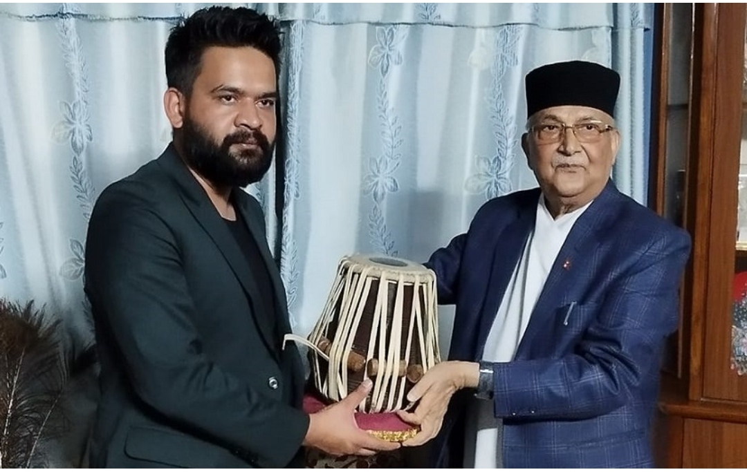 बालकोट पुगेका बालेन्द्रलाई ओलीले दिए तबला उपहार