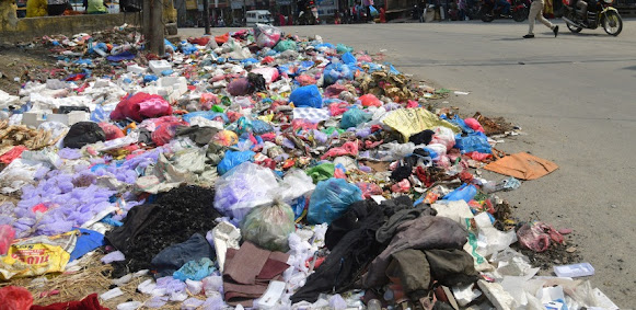 व्यवस्थापनको जिम्मा पाएको कम्पनीले नै फूटपाथमै थुपार्‍यो फोहोर