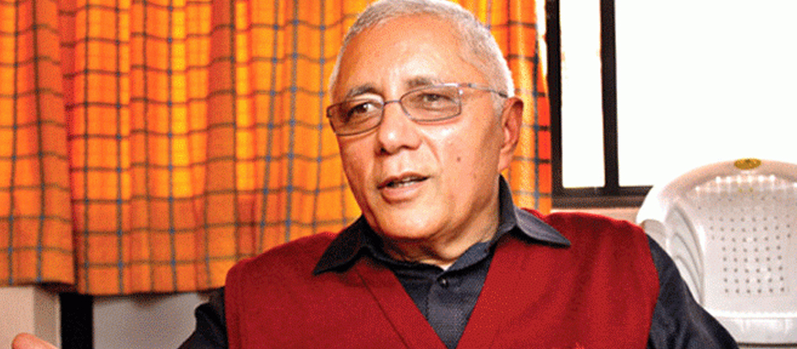 शेखर कोइरालाले समूहका नेताहरूसँग छलफल गर्दै