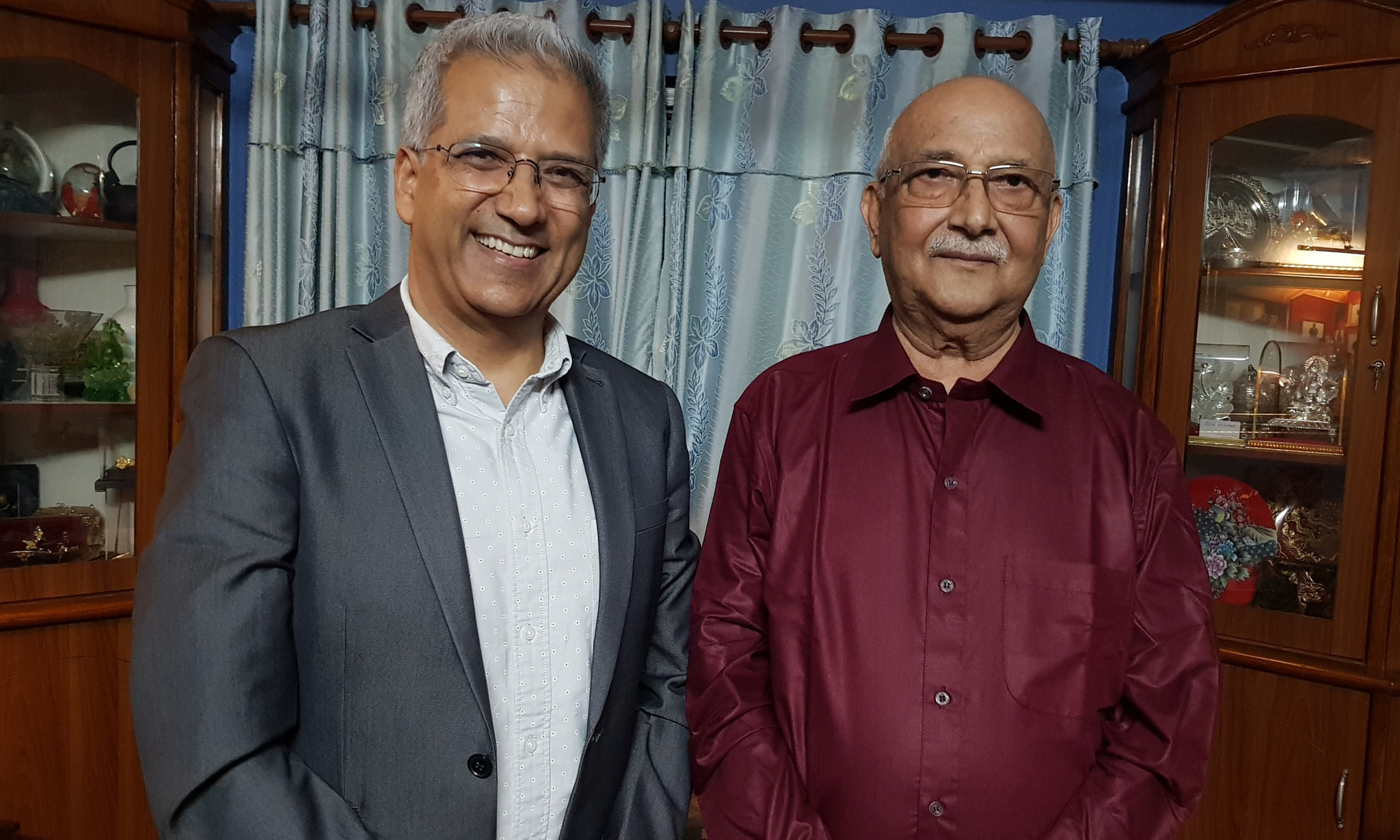 रविन्द्र मिश्रलाई ओलीले दिए चुच्चे नक्शासहितको एक मुठ्ठी सिक्का