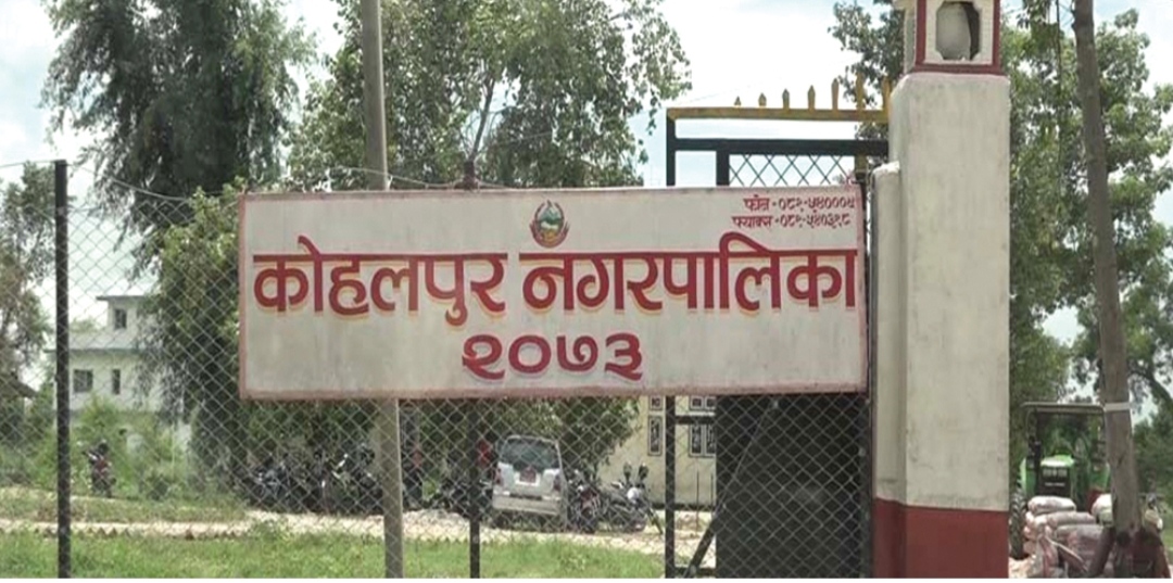 कोहलपुर नगरपालिकाले पनि अवैद्य संरचना भत्काउन थाल्यो