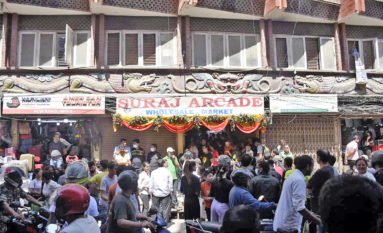 न्युरोडको सुरज आर्केडको बेसमेन्टमा राखिएका पसलहरु ४ बजेसम्ममा हटाउन निर्देशन