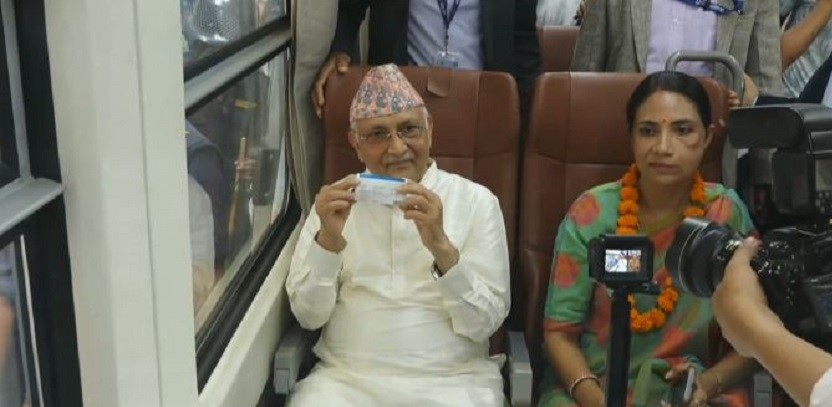 आफ्नो पालामा ल्याइएको रेलमा टिकट काटेर ओली सरर महिनाथपुरतर्फ