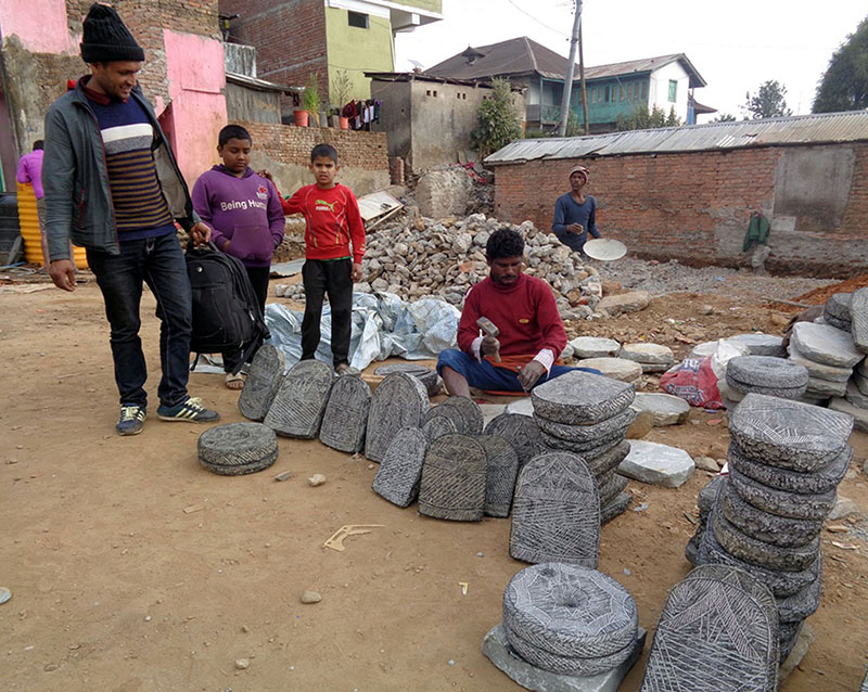 सिलौटो निर्माणमा प्रयोग हुने खोलाको ढुंगा ल्याउन रोक