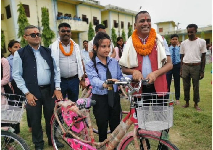 छात्रालाई पढाइमा उत्प्रेरित गर्न साइकल वितरण