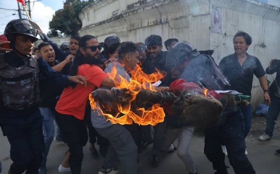 राष्ट्रपति भण्डारीको पुत्ला दहन, तस्बिरहरु हेर्नुहोस्