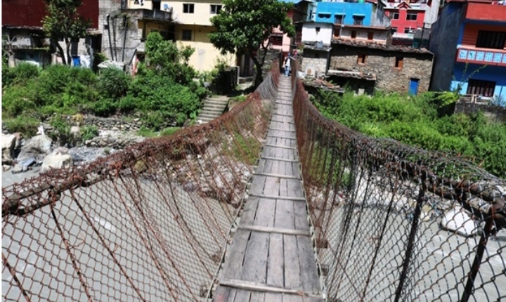 एक सय ३५ वर्ष पुरानो झोलुङ्गे पुल मर्मतको पर्खाइमा