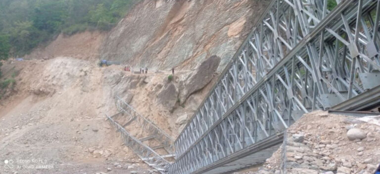 निर्माणाधीन बेलिब्रिज भत्किँदा ३ जनाकाे मृत्यु